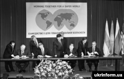 Președintele rus Boris Elțin, președintele american Bill Clinton, președintele ucrainean Leonid Kucima și prim-ministrul britanic John Major (de la stânga la dreapta) în timpul semnării unui memorandum privind garanțiile de securitate în legătură cu aderarea Ucrainei la Tratatul de neproliferare a armelor nucleare. Budapesta. 5 decembrie 1994.