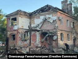 Житловий квартал у Дніпрі після нічної російської атаки 2 червня