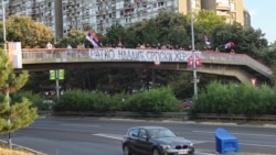 Një grup personash vendosën një pano ku shkruhej "Ratko Mlladiq, hero serb", pasi aeroplani me arkivolin e tij arriti në Beograd më 3 shtator 2026.