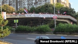 Një grup personash vendosën një pano ku shkruhej "Ratko Mlladiq, hero serb", pasi aeroplani me arkivolin e tij arriti në Beograd më 3 shtator 2026.