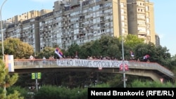"Ratko Mlladiq, hero serb", shkruan në banerin e vendosur nga një grup personash në Beorgad më 3 shtator. 