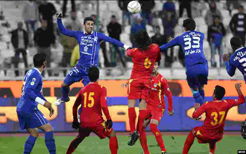 Esteghlal Tehran take on Foolad Khuzestan in a match in Tehran. (Mehr)