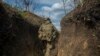  Боєць ЗСУ іде окопом на лінії розмежування під Шумами поблизу Донецька. Україна, 28 квітня 2021 року