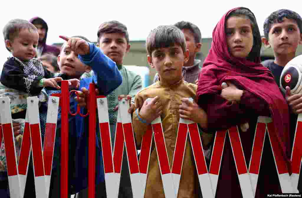 Copii evacuați din Afganistan au primit adăpost temporar la cazarmele americane &bdquo;Rhine Ordonanz&quot; din Kaiserslautern, Germania. &nbsp;