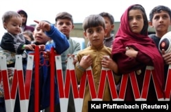 Afganisztánból evakuált gyerekek az amerikai hadsereg németországi Ordonnanz laktanyájában lévő ideiglenes szállásukon 2021. augusztus 30-án