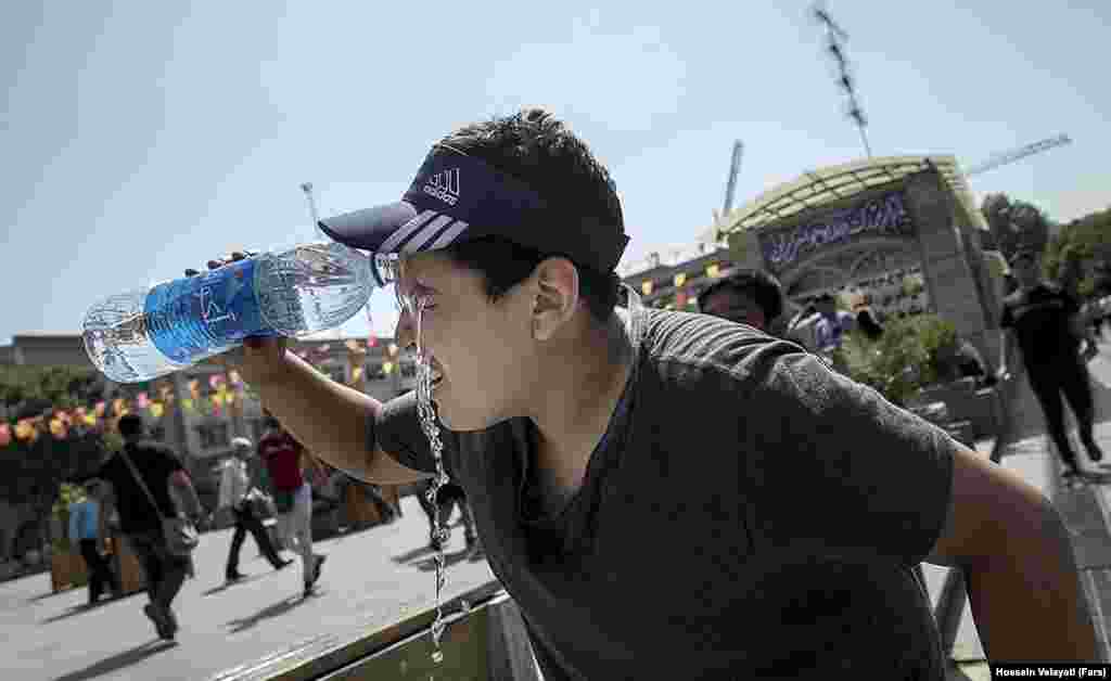 وضعیت دمای هوا در ایران نیز تعریفی ندارد؛ گرما مراکز اداری در نقاطی مانند خوزستان را به تعطیلی کشانده، دمای مناطق سردسیر ایلام را به ۴۰ و دمای شهرهای بزرگی مانند و تهران و مشهد را به بیش از ۴۰ درجه رسانده&zwnj;است.&nbsp; 