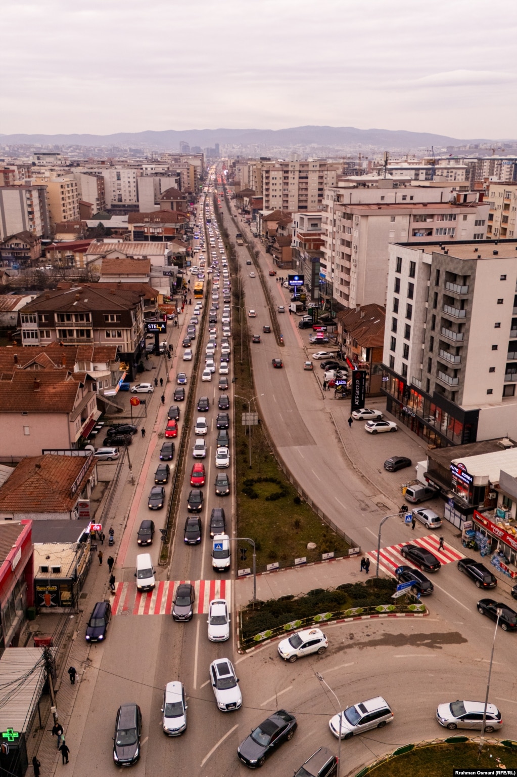 Kolona veturash në një rrugë në Fushë-Kosovë, komunë që sipas regjistrimit më të fundit të popullsisë ka dendësinë më të madhe të popullsisë.