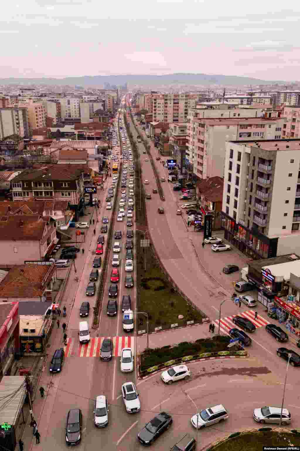Kolona veturash në një rrugë në Fushë-Kosovë, komunë që sipas regjistrimit më të fundit të popullsisë ka dendësinë më të madhe të popullsisë.