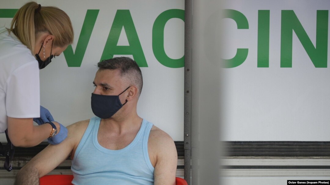 Campania de vaccinare din România pare a se îndrepta către un eșec. În acest context, administrarea unei a treia doze de vaccin încă din toamna aceasta pare improbabilă. 