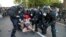 Përleshje mes policisë dhe refugjatëve [VIDEO REUTERS]