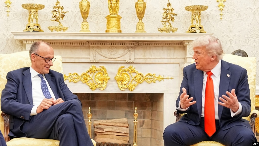Tổng thống Hoa Kỳ Donald Trump (phải) gặp Thủ tướng Đức Friedrich Merz tại Phòng Bầu dục.
