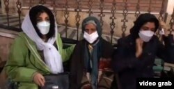 Narges Mohamadi (lijevo) s majkom Behnama Mahdžubija (u sredini) i drugima koji protestuju ispred bolnice u Teheranu u kojoj je umro.