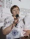 Ніна Брановицька (ліворуч) і режисерка Жанна Довгич під час обговорення фільму «Мир для Ніни». Київ, червень 2026 року
