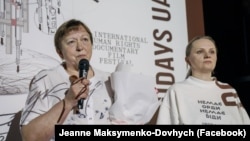 Ніна Брановицька (ліворуч) і режисерка Жанна Довгич під час обговорення фільму «Мир для Ніни». Київ, червень 2026 року