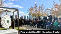 Ceremoniji u New Yorku su prisustvovali predsjednica Udruženja Pokret majke enklave Srebrenica i Žepa Munira Subašić, članovi Predsjedništva BiH Denis Bećirović i Željko Komšić, te ministar vanjskih poslova BiH Elmedin Konaković, 17. novembar 2025.