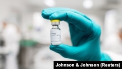 Egy adag Janssen (Johnson & Johnson) vakcina a cég reklámanyagán