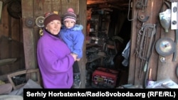Татьяна с внучкой рядом с работающим генератором