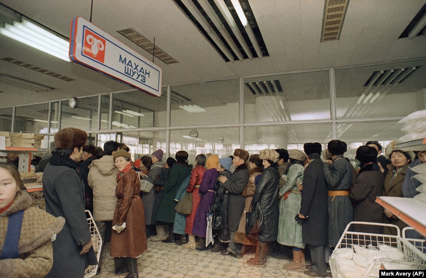 Mongolët duke pritur në radhë për të blerë mish në Ulan Bator më 1988.