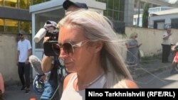 ლაიან კენედი, ბელას დედა თბილისის საქალაქო სასამართლოდან გამოდის, 24 ივლისი, 2025 წელი