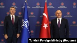 Турция - Генсек НАТО Йенс Столтенберг (слева) и министр иностранных дел Турции Мевлют Чавушоглу, Анкара, 5 октября 2020 г.