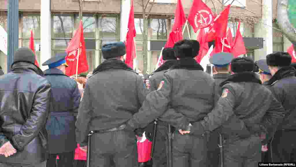 Un contingent sporit de polițiști la locul demonstrației...