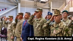 Бригадный генерал армии США отдает честь вместе с правительственными чиновниками и генералами Вооруженных сил Румынии на авиабазе Михаила Когэлничану, Румыния, 27 октября 2025 года