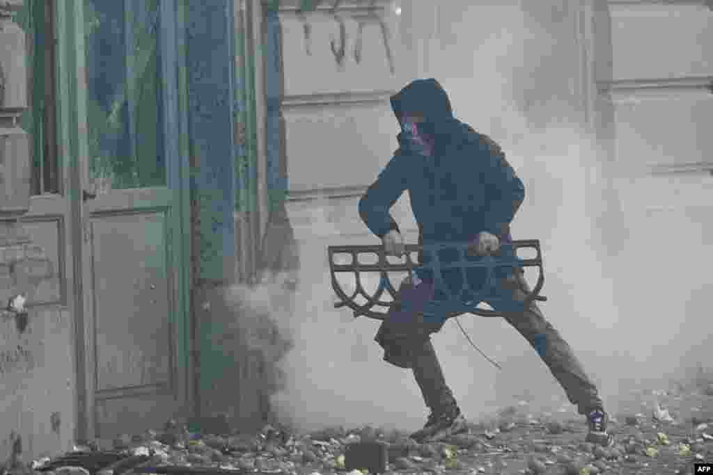 Un protestatar lovește cu o bucată de gard metalic în fațada Parlamentului European.