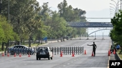 The United States canceled at the last minute the trip of its two lead envoys to Pakistan, where they had been slated to meet with Iranian negotiatiors. 