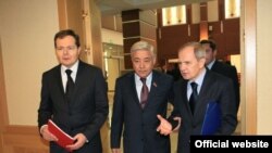 Сулдан уңга - Татарстан Конституция мәхкәмәсе башлыгы Виктор Демидов, Татарстан парламенты рәисе Фәрит Мөхәммәтшин, Русия Конституция мәхкәмәсе рәисе Валерий Зорькин