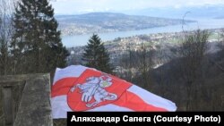 Беларусы Швайцарыі ўстанавілі бел-чырвона-белы сьцяг у Альпах