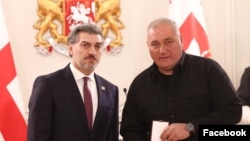 ფოტო არქივიდან: მილერი ლაგაზაურის დაჯილდოება, მარცხნივ მიხეილ ყაველაშვილი