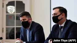 Leonid Volkov (s), consilierul liderului opoziției ruse, Alexei Navalnîi, și directorul Fundației Anti-Corrupție, Ivan Jdanov (d), la întâlnirea cu mai mulți miniștri de externe din EU. 