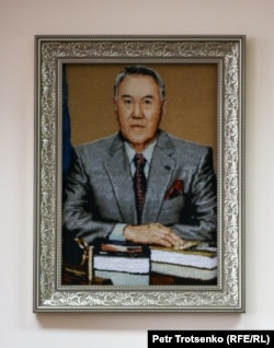 Нұрсұлтан Назарбаевтың кілемге салынған портреті. 16 шілде 2021 жыл.