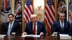 دونالد ترامپ (وسط) رئیس‌جمهور آمریکا در کنار پیت هگست (نفر اول از راست) وزیر دفاع و مارکو روبیو، وزیر خارجه ایالات متحده