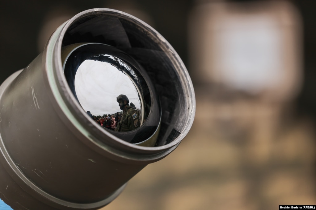 Reflektimi i një ushtari të FSK-së në tytën e një arme të ekspozuar për Ditën e Forcës. 