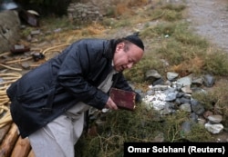 Zabulon Simantov prays at a Jewish cemetery in Kabul.