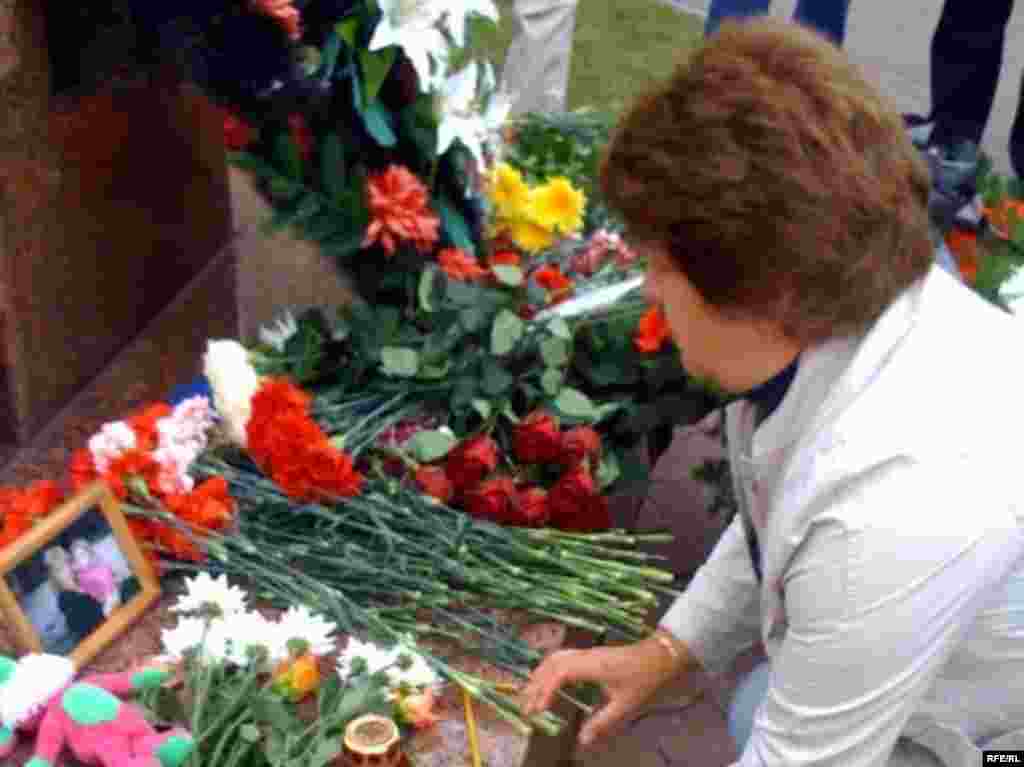 Масквічы ўскладаюць кветы ў памяць ахвяраў выбуху на Кашырскай шашы 13 верасьня 1999 году