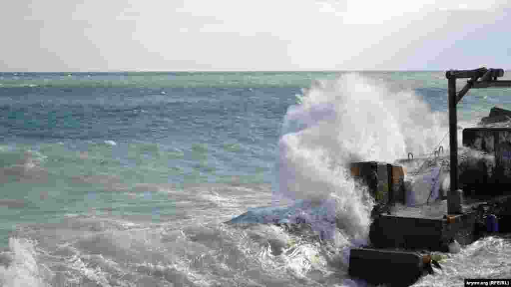 Бетонные массивы, установленные на береговой зоне ялтинского Клуба юных моряков, противостоят стихии
