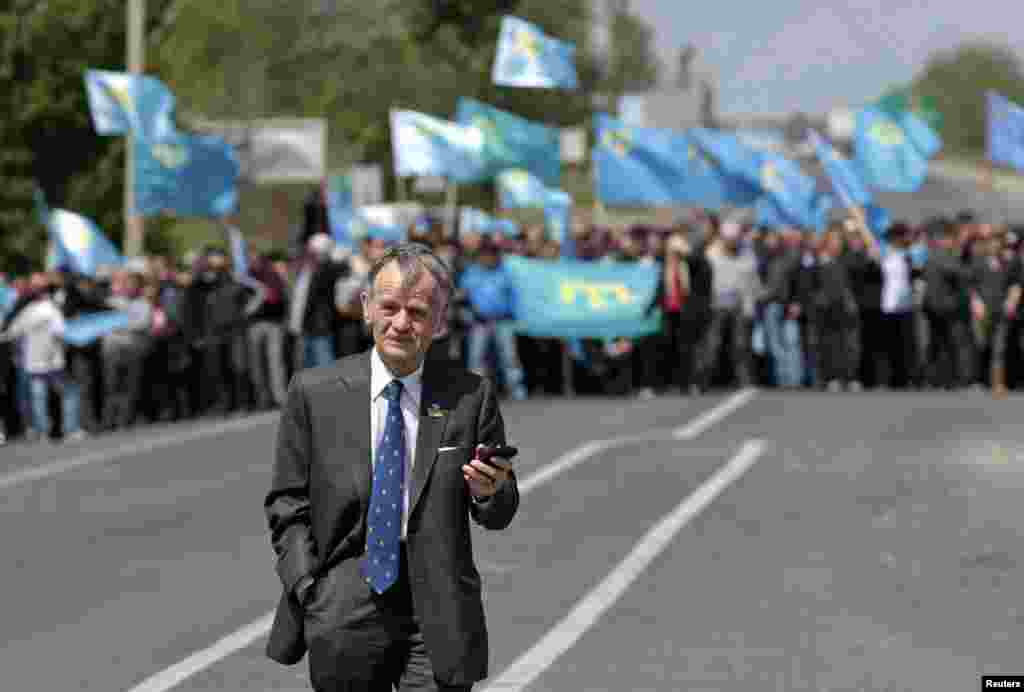 Qırımtatar halqınıñ lideri, Ukraina halq deputatı Mustafa Cemilevniñ fikirince, 2014 senesi mayısnıñ 3-nde işğal etilgen Qırım ve esas Ukraina memuriy sıñırını &laquo;yarıp keçüv&raquo; &laquo;semetdeşleriniñ Rusiyeniñ yarımada işğaline qarşı normal bir cevap&raquo; oldı. &laquo;Semetdeşlerimiz işğalciniñ Qırımda kimler yaşaycağına, kimler yaşamaycağına dair qarar bergenine qarşı normal cevap berdi. Bu normal bir açuv bildirüvi edi&raquo;, &ndash; dep ayttı Cemilev 2019 senesi Qırım.Aqiqatqa 