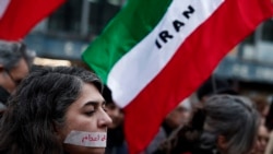 Demonstrantkinja nosi naljepnicu preko usta s natpisom "bez pogubljenja" tokom tihog marša kojim se osuđuje smrtonosni obračun iranske vlade s protestima, u Parizu, 31. januara.