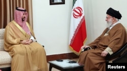 İranın ali lideri Əli Xamenei Tehranda Səudiyyə Ərəbistanının müdafiə naziri şahzadə Xalid bin Salman ilə görüşür.