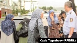 Kazakhstan - Police officers not let wives of Uzbek Muslim refugees to in the prosecutor office. Almaty, 09Jun2011.