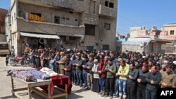 مراسم تدفین شماری از کشته‌شدگان در حمله به بیمارستان شهرک اتارب در حومه حلب