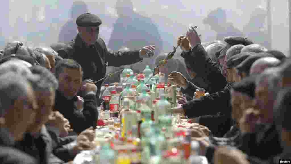 Gruzija - Novruz se uz muziku i tradicionalno bogatu trpezu slavio i u Marneuliju, 21.03.2012. Foto: Reuters / David Mdzinarishvili
