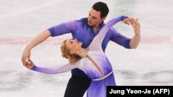 Ukrainada doglan Alýona Sawçenko we onuň Fransiýada doglan partnýory Bruno Massot