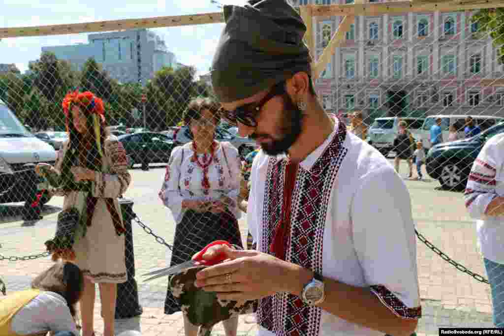 Відвідувачі ярмарку плетуть маскувальну сітку