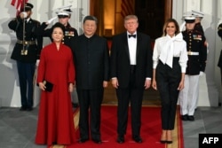 Трамп і Сі зь першымі лэдзі перад урачыстай вячэрай у Белым доме
