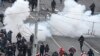 Полиция использует шумовые гранаты для разгона протестующих в Минске.