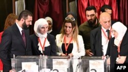 Presidenti i përkohshëm sirian, Ahmend al-Sharaa, viziton një qendër votimi në Damask të Sirisë më 5 tetor 2025. 