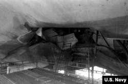 Повреждения корпуса фрегата ВМС США "Samuel B. Roberts", полученные в результате подрыва на иранской морской мине в Персидском заливе. Фото сделано, когда корабль уже находился в сухом доке в Дубае (ОАЭ) на ремонте. 3 мая 1988 года